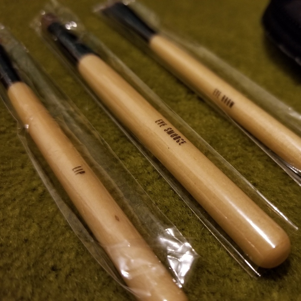SOLD-BOBBI BROWN Makeup Brushes w/Pouch - Picture 3 of 5